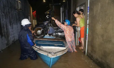 Người dân Đà Nẵng chạy lụt trong đêm